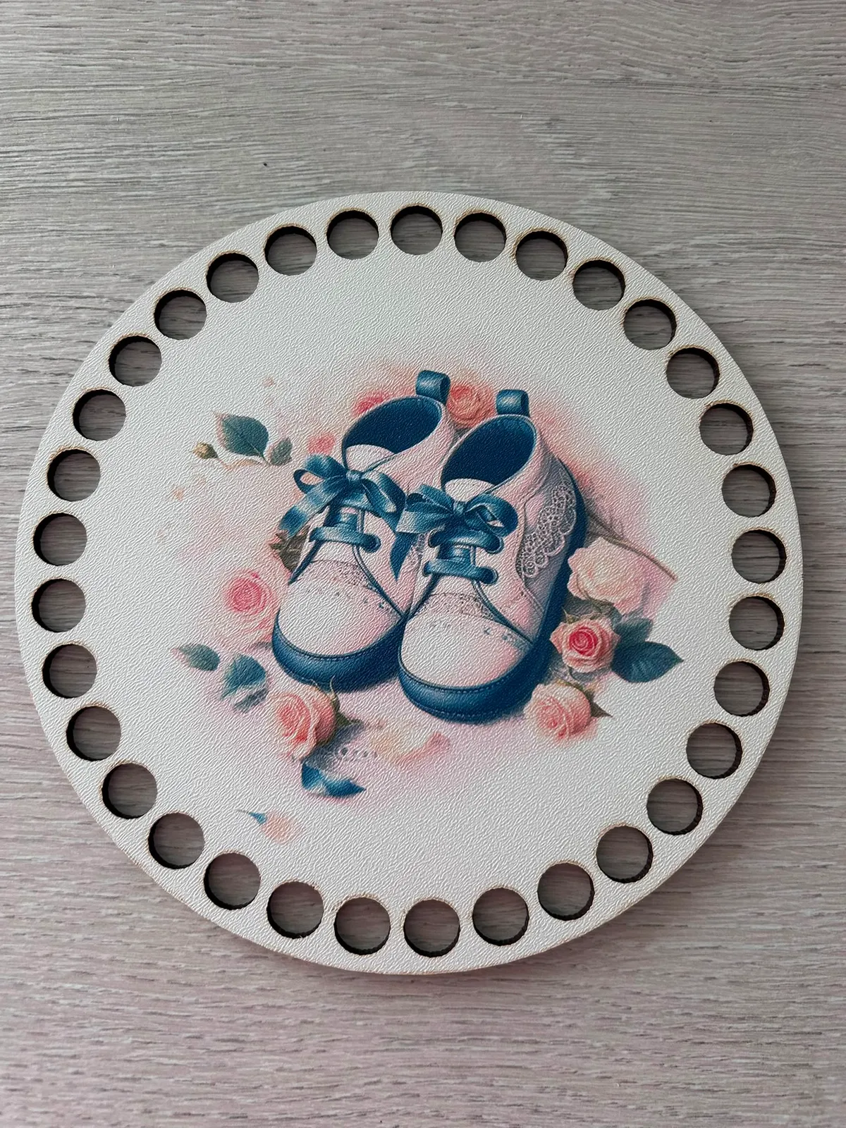 Wooden basket lid Ø15 cm – Blue baby shoes