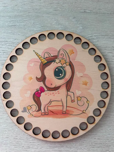 Wooden basket lid Ø15 cm – Yellow unicorn