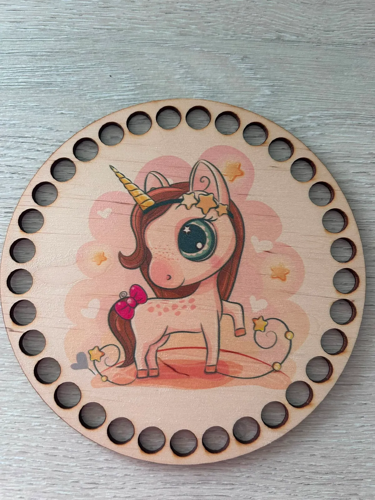 Wooden basket lid Ø15 cm – Yellow unicorn
