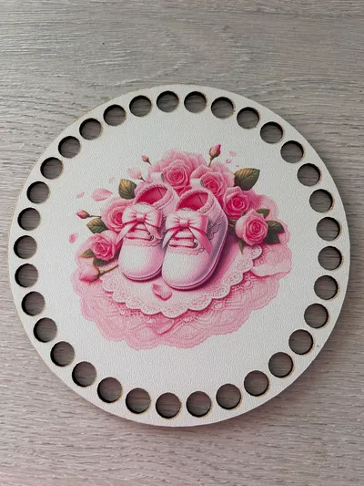Wooden basket lid Ø15 cm – Pink baby shoes