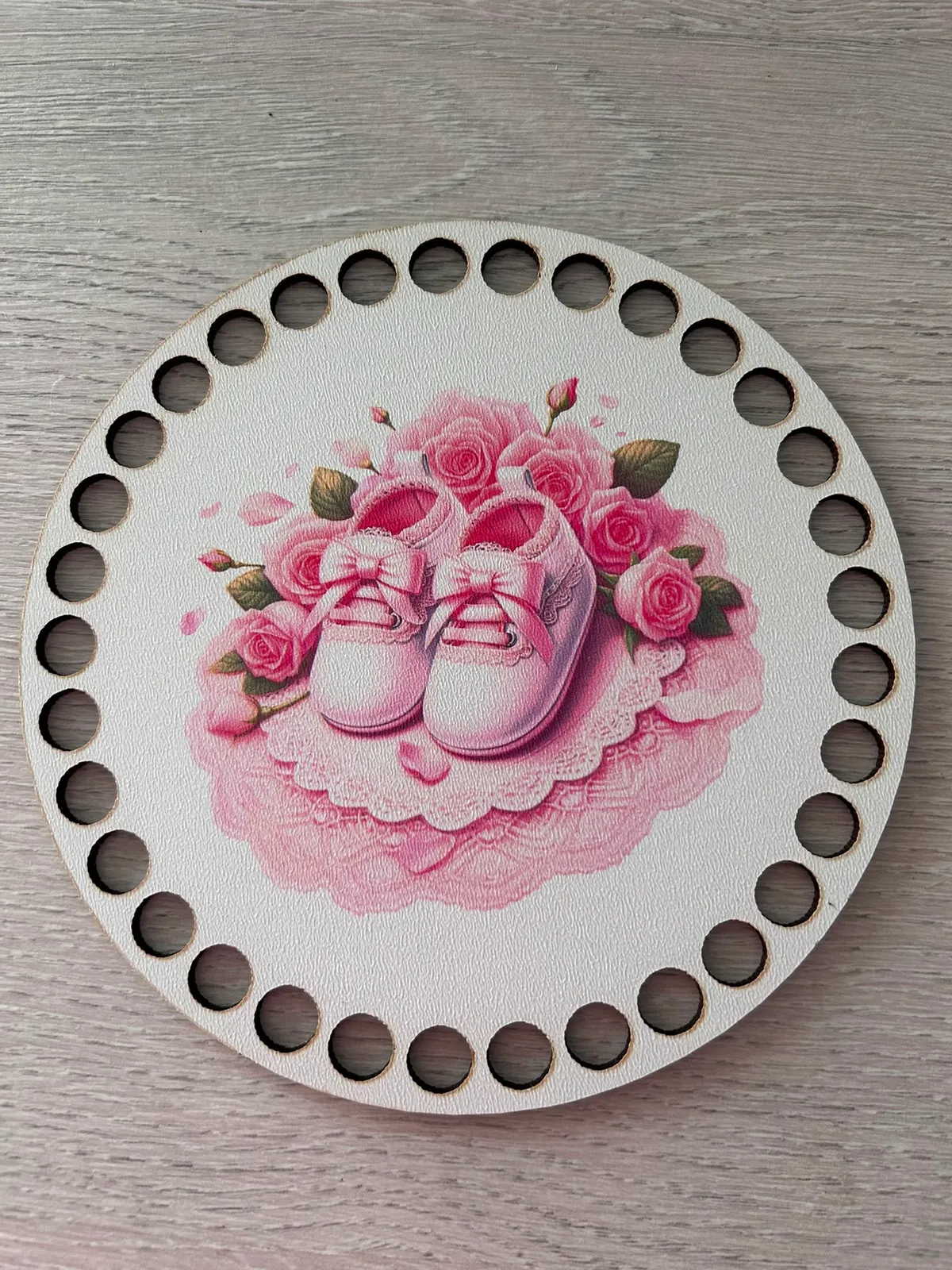 Wooden basket lid Ø15 cm – Pink baby shoes